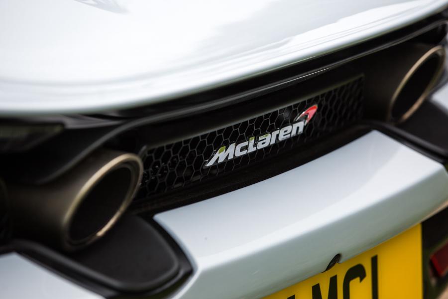 Логотип McLaren 720S Coupe Launch Edition 2017 года  (UK) (фото 12 из 34)